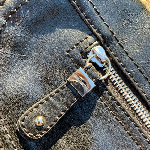 EUC Black Nine West Fold over, expanding clutch - Picture 6 of 8